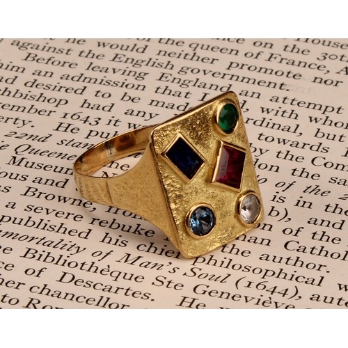 1246 - An 18ct gold Gem-Set modernist ring, textured approx 2cm x 1.5cm rectangular shaped crest individual... 