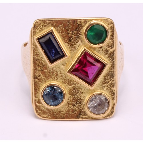 1246 - An 18ct gold Gem-Set modernist ring, textured approx 2cm x 1.5cm rectangular shaped crest individual... 