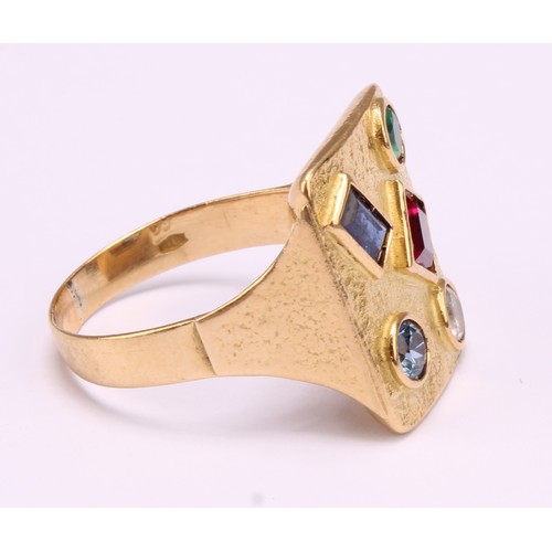 1246 - An 18ct gold Gem-Set modernist ring, textured approx 2cm x 1.5cm rectangular shaped crest individual... 