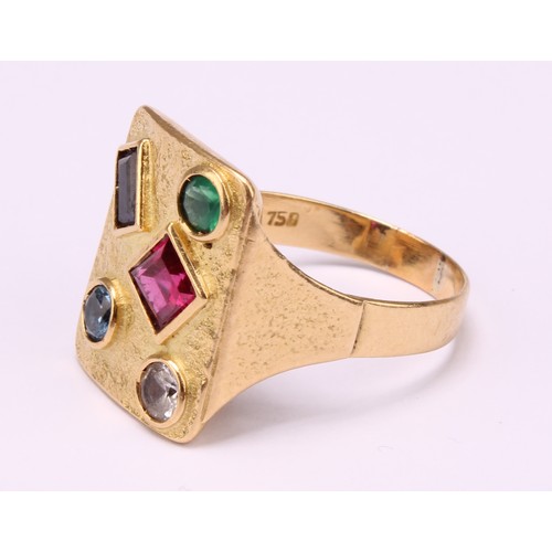 1246 - An 18ct gold Gem-Set modernist ring, textured approx 2cm x 1.5cm rectangular shaped crest individual... 