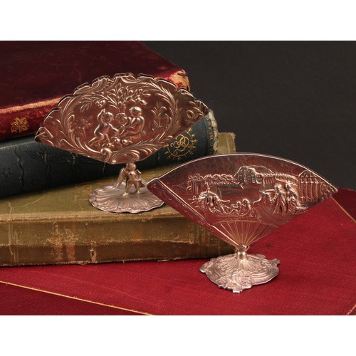 1006 - An early 20th century Continental silver fan shaped menu holder, in relief with an 18th century cour... 