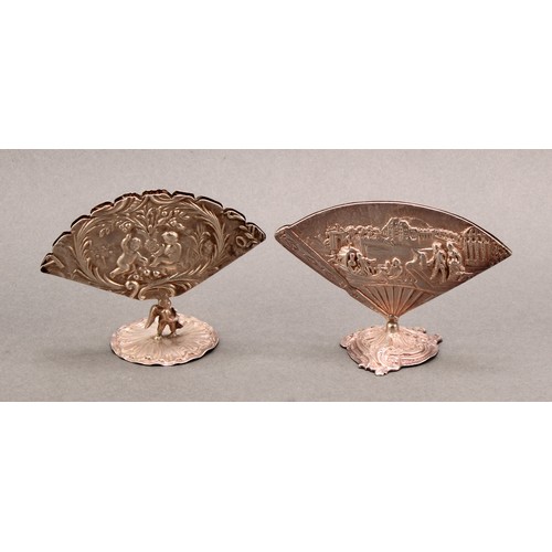 1006 - An early 20th century Continental silver fan shaped menu holder, in relief with an 18th century cour... 