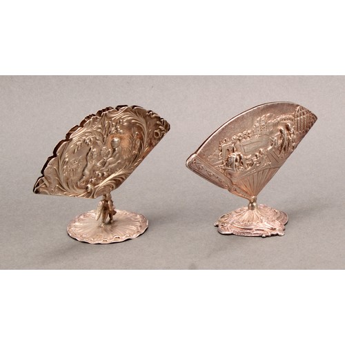 1006 - An early 20th century Continental silver fan shaped menu holder, in relief with an 18th century cour... 