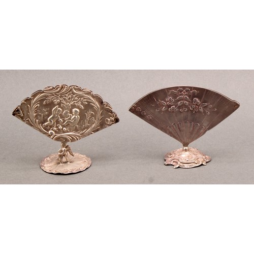 1006 - An early 20th century Continental silver fan shaped menu holder, in relief with an 18th century cour... 