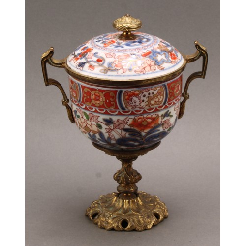 1312 - A pair of 18th century Chinese sucriers and covers, painted in the Imari palette and clobbered in gi... 