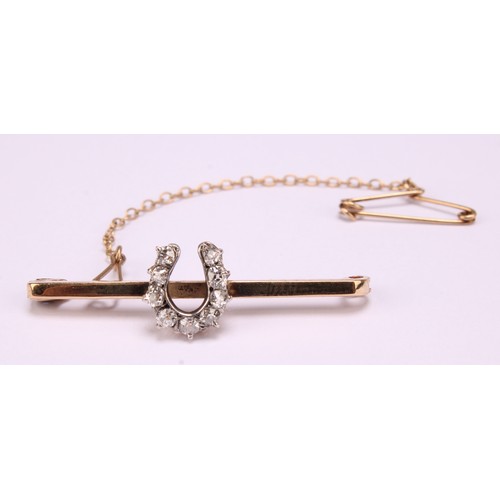 1183 - 9ct yellow gold approx. 0.27ct total diamond horseshoe bar brooch with safety chain, consisting of n... 