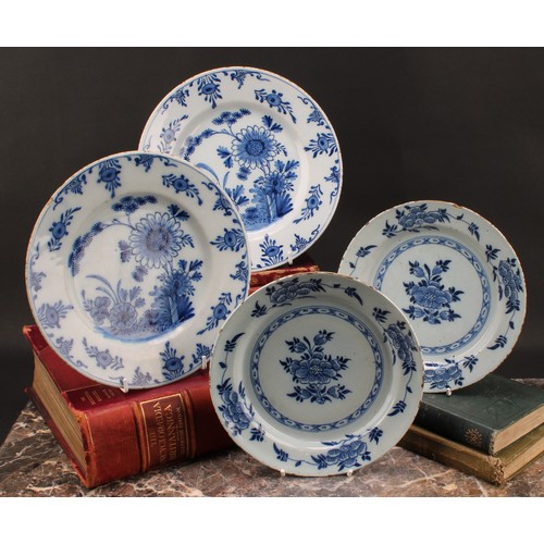 10 - A pair of 18th century Dutch delftware desert plates, decorated in underglazed blue with floral patt... 