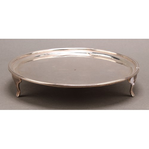 768 - A George III Scottish silver circular salver, quite plain, reeded border, outswept feet, 18cm diam, ... 