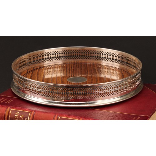 1056 - An Elizabeth II silver mounted circular gallery tray, draught turned oak base, 26cm diam, London 199... 