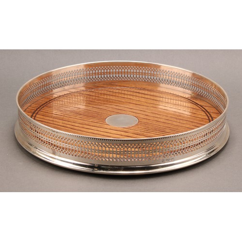 1056 - An Elizabeth II silver mounted circular gallery tray, draught turned oak base, 26cm diam, London 199... 