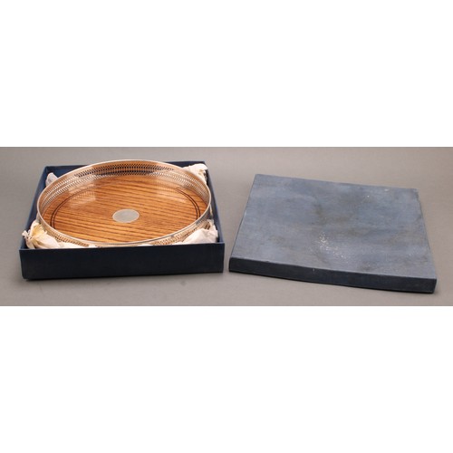 1056 - An Elizabeth II silver mounted circular gallery tray, draught turned oak base, 26cm diam, London 199... 