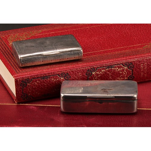 1005 - An early 19th century Russian silver rectangular snuff box, wrigglework engraved as a satchel or pur... 