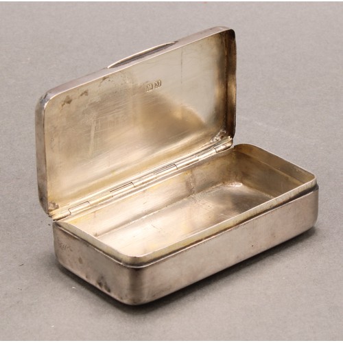 1005 - An early 19th century Russian silver rectangular snuff box, wrigglework engraved as a satchel or pur... 