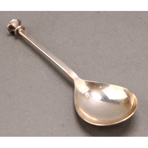 670 - An Elizabeth II silver presentation seal top spoon, Yorkshire rose finial, 12cm long, Mappin & Webb,... 