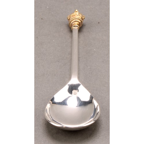 669 - An Elizabeth II parcel-gilt silver commemorative spoon, The Queen's Silver Jubilee, 13.5cm long, Map... 