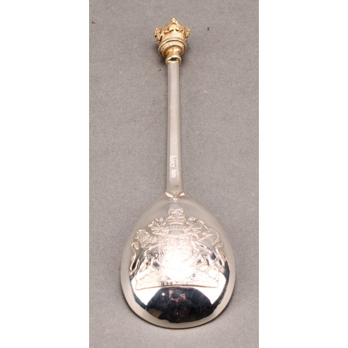 669 - An Elizabeth II parcel-gilt silver commemorative spoon, The Queen's Silver Jubilee, 13.5cm long, Map... 