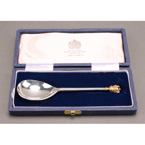 669 - An Elizabeth II parcel-gilt silver commemorative spoon, The Queen's Silver Jubilee, 13.5cm long, Map... 