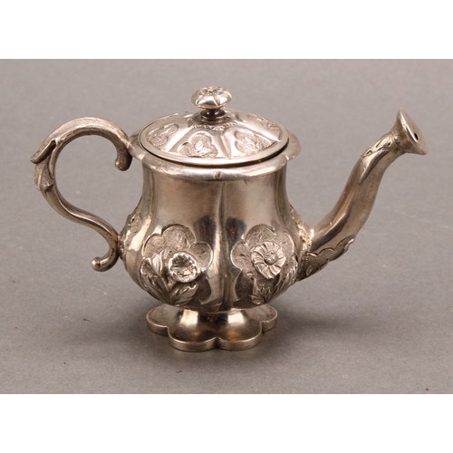 723 - A Chinese silver coloured metal novelty pepper, as a watering can, chased with flowers, 9.5cm long, ... 