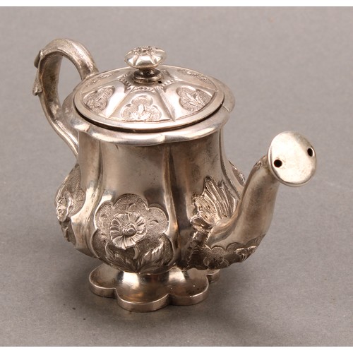 723 - A Chinese silver coloured metal novelty pepper, as a watering can, chased with flowers, 9.5cm long, ... 