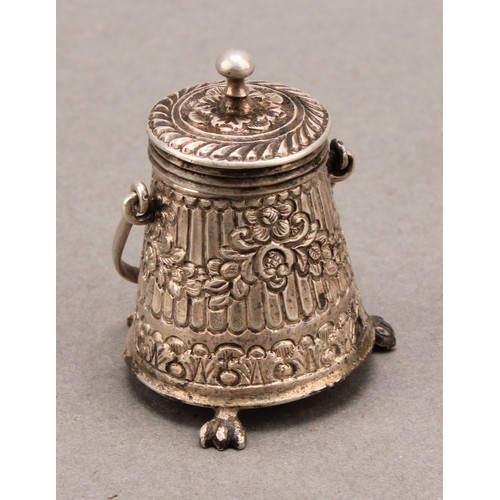 738 - A Continental silver toy novelty miniature pail and cover, paw feet, 5cm high, 19th century