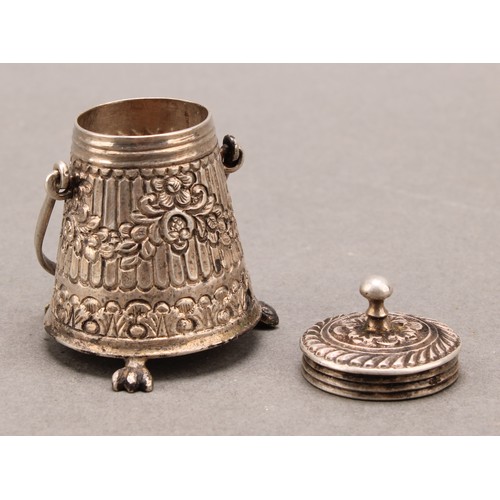 738 - A Continental silver toy novelty miniature pail and cover, paw feet, 5cm high, 19th century