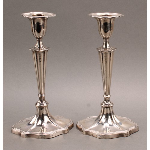 895 - A pair of Victorian silver fluted oval candlesticks, reeded borders, 24cm high, Hawksworth, Eyre & C... 