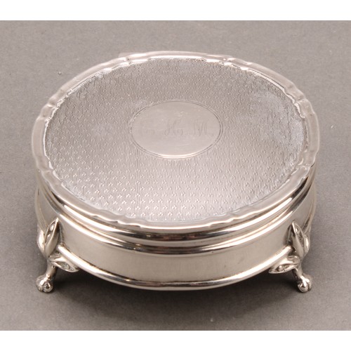 809 - A George V silver circular dressing table trinket box, hinged engine turned cover, paw feet, 7.5cm d... 