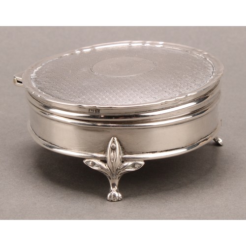 809 - A George V silver circular dressing table trinket box, hinged engine turned cover, paw feet, 7.5cm d... 