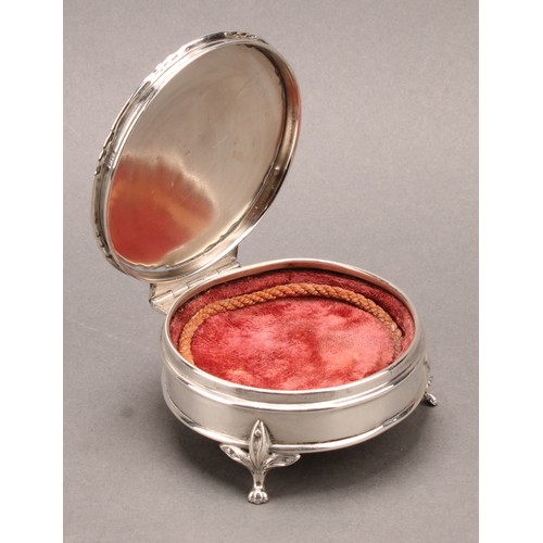 809 - A George V silver circular dressing table trinket box, hinged engine turned cover, paw feet, 7.5cm d... 