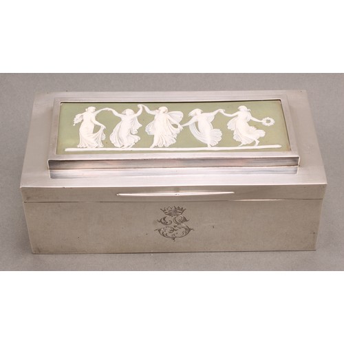 1048 - An Edwardian Wedgwood jasperware mounted rectangular cigarette box, the hinged cover set with a rect... 