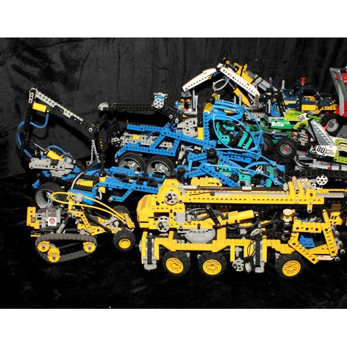 6524 - Lego - Technics construction vehicles, including Super Tow Truck, Forest Machine, etc (10)

This lot... 