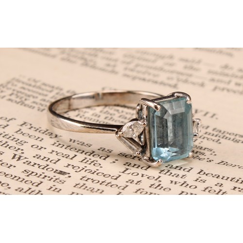 1170 - 18ct white gold approx. 2.80ct Aquamarine and diamond ring, the emerald cut medium blue Aquamarine m... 