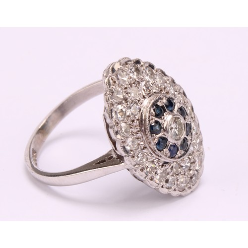 1271 - Vintage 18ct white gold Diamond and Sapphire ring 
The ring has a centre round brilliant cut diamond... 