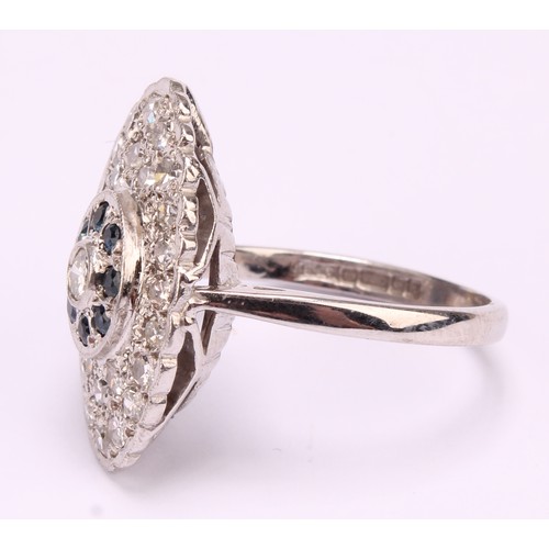 1271 - Vintage 18ct white gold Diamond and Sapphire ring 
The ring has a centre round brilliant cut diamond... 