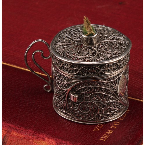 986 - An 18th century silver filigree bougie box, folding handle, 4cm high, unmarked, c.1780