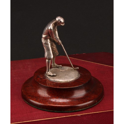 1104 - Golf - an Elizabeth II cast silver model, of a golfer, turned wooden base, 11cm high, Birmingham 199... 