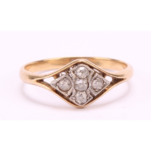 1252 - An Art Deco 18ct gold Old European Cut Diamond ring; set with five approx. 0.03ct Old European cut  ... 