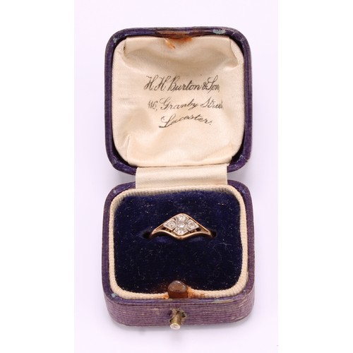 1252 - An Art Deco 18ct gold Old European Cut Diamond ring; set with five approx. 0.03ct Old European cut  ... 