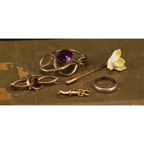 1226 - A selection of Jewellery to include; a 9ct gold purple paste stone brooch (A/F), a tested 9ct gold w... 