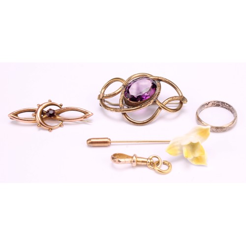 1226 - A selection of Jewellery to include; a 9ct gold purple paste stone brooch (A/F), a tested 9ct gold w... 