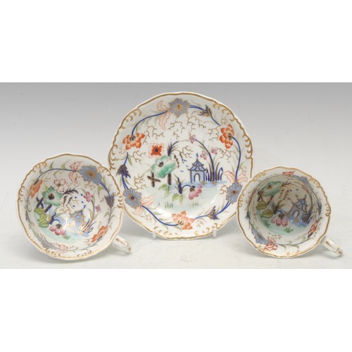 66 - A Flight Barr and Barr teacup and saucer, decorated with a gilt flower and foliate scroll, within a ... 