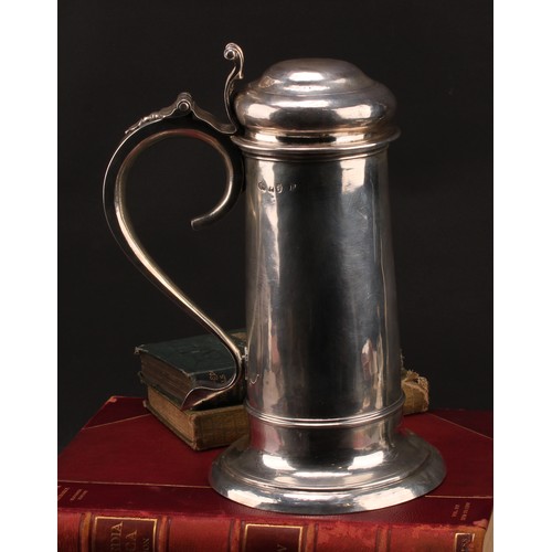 842 - A large George I silver bun lid flagon, hinged cover with scroll thumb-piece, S-scroll handle, three... 