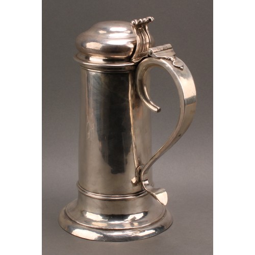 842 - A large George I silver bun lid flagon, hinged cover with scroll thumb-piece, S-scroll handle, three... 