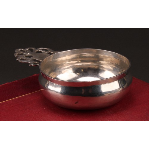 899 - A Queen Anne Britannia silver bleeding bowl, pierced lug handle, 12cm diam, Joseph Clare I, London 1... 