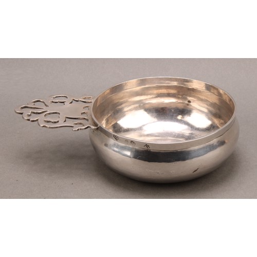 899 - A Queen Anne Britannia silver bleeding bowl, pierced lug handle, 12cm diam, Joseph Clare I, London 1... 