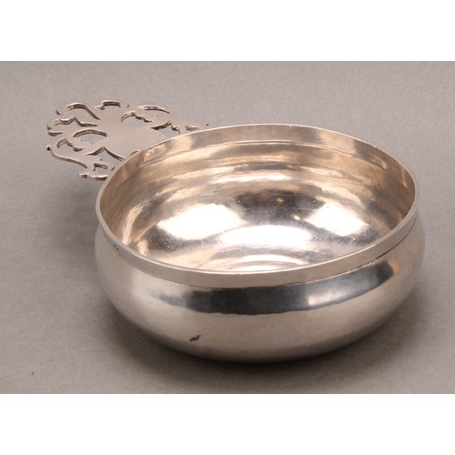 899 - A Queen Anne Britannia silver bleeding bowl, pierced lug handle, 12cm diam, Joseph Clare I, London 1... 