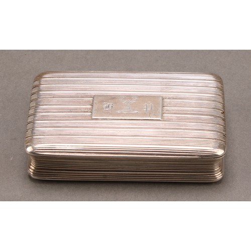 802 - A George IV silver rounded rectangular snuff box, engine turned in horizontal bands, hinged cover, g... 