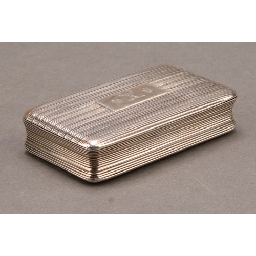 802 - A George IV silver rounded rectangular snuff box, engine turned in horizontal bands, hinged cover, g... 