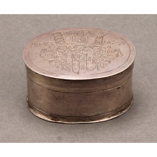 1001 - An early 18th century Continental silver oval snuff or spice box, push-fitting cover engraved with a... 