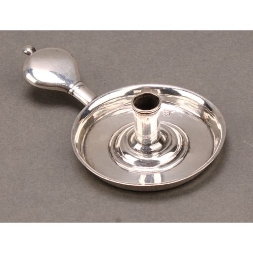 901 - A Queen Anne silver toy novelty miniature pan-handled chamberstick, 9cm long, maker's mark and lion ... 